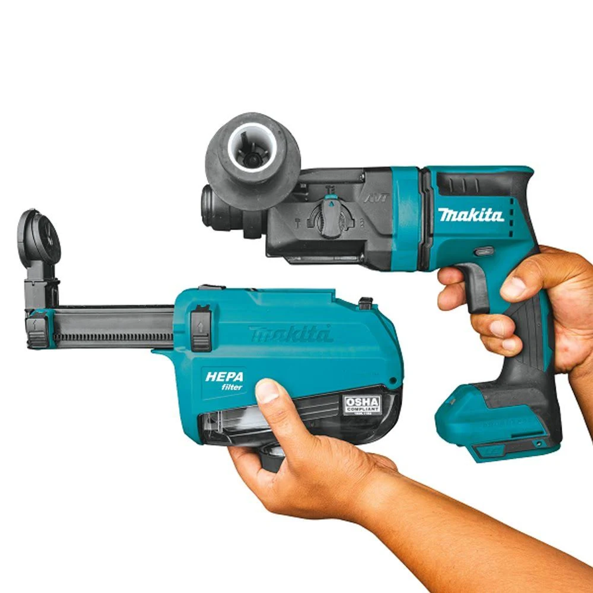 Mani che tengono un trapano Makita verde acqua con sistema di aspirazione della polvere.