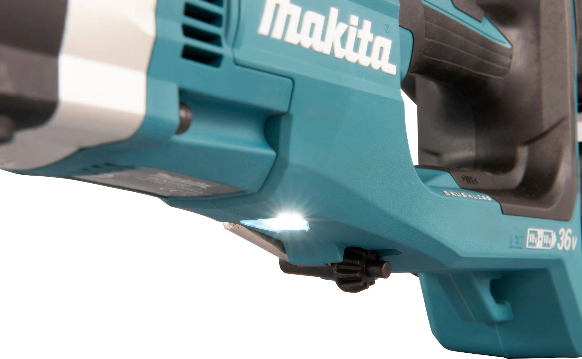 Nahaufnahme eines türkisfarbenen Elektrowerkzeugs, einem Makita-Bohrer, mit Licht.