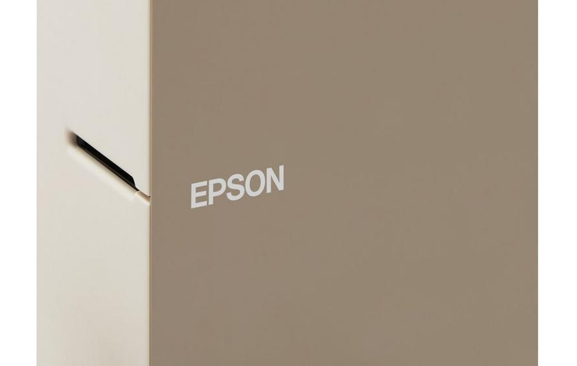 Eine Ecke einer Wand mit dem Wort EPSON in weißen Buchstaben auf beigem Hintergrund.