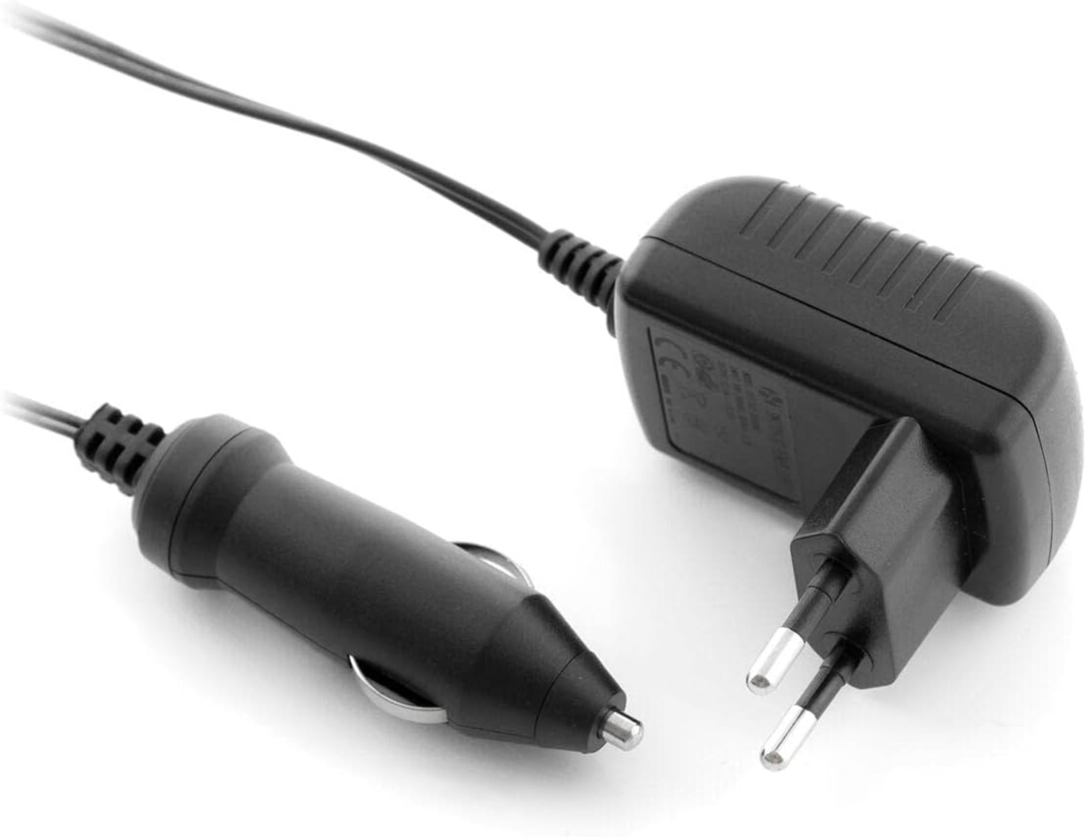 Cargador negro con enchufe y adaptador para coche. El adaptador está conectado al cargador.