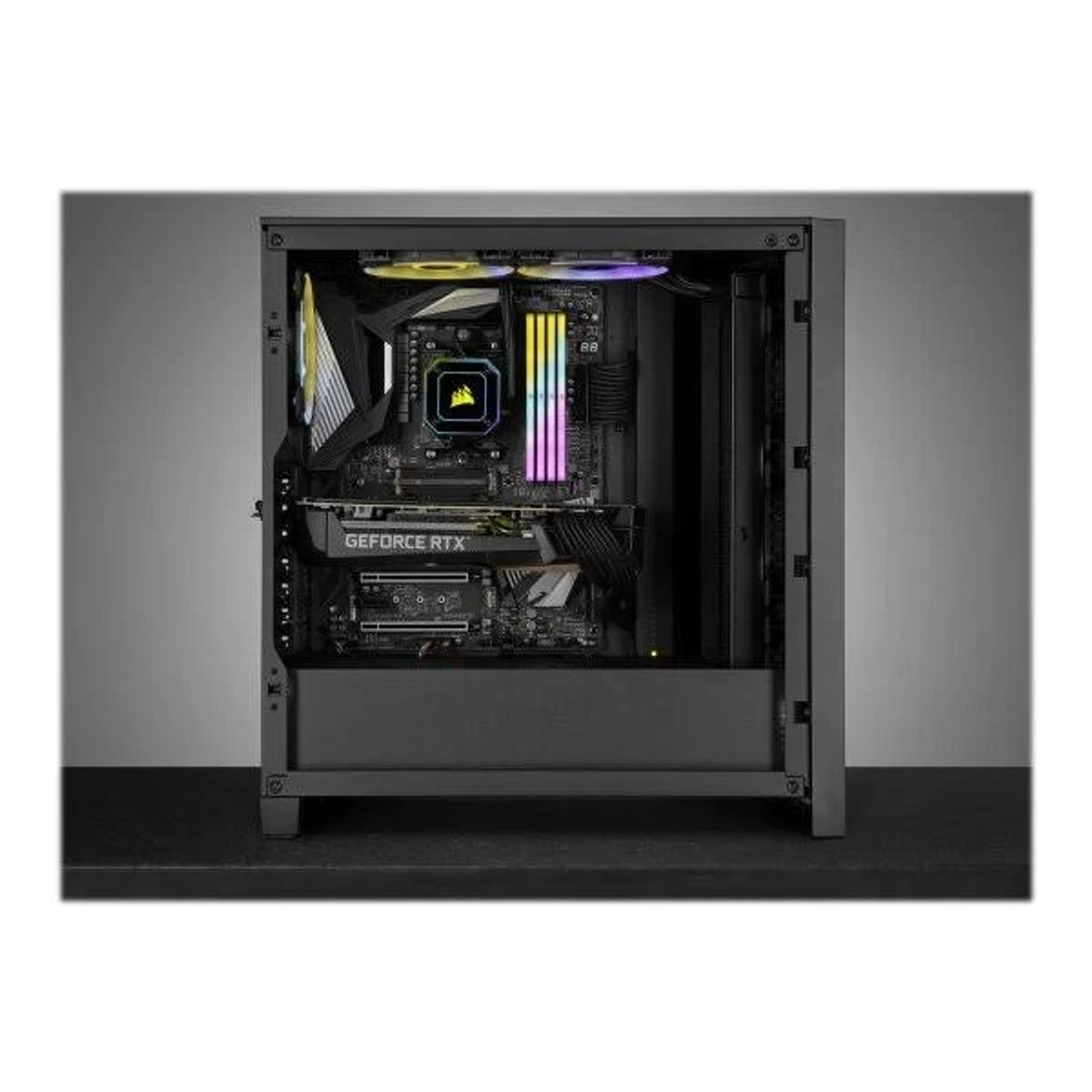 Obudowa komputera z komponentami w środku. Obudowa jest ciemna. Komponenty są widoczne i podświetlone.