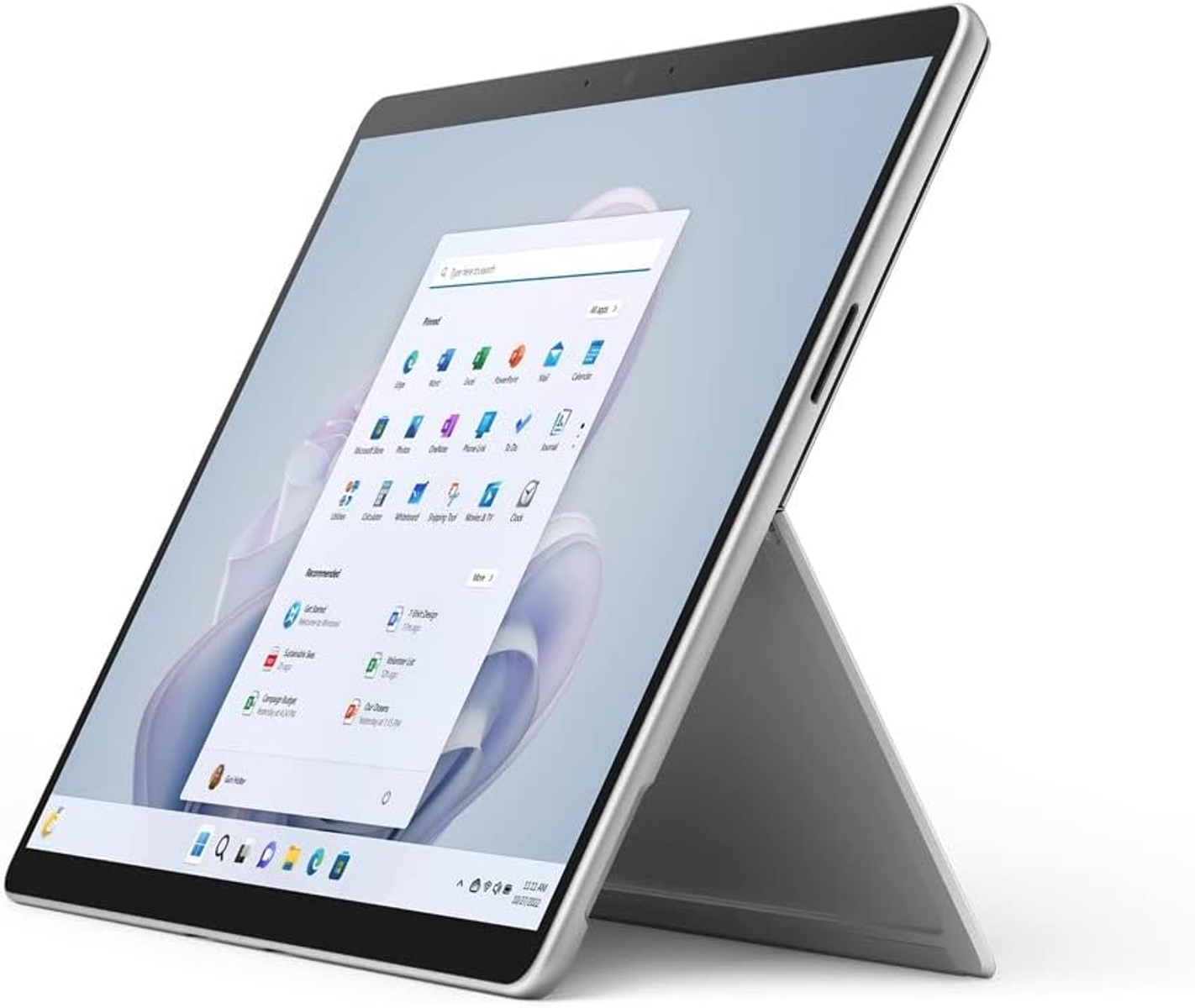 Un tablet argentato con uno schermo che mostra un'interfaccia Windows, inclinato contro un supporto.