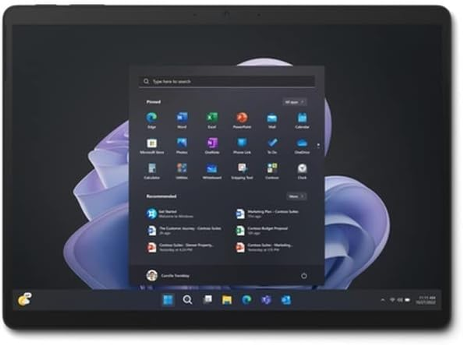 Tablet wyświetlający interfejs Windows 11 z ikonami aplikacji i paskiem wyszukiwania na fioletowym tle.