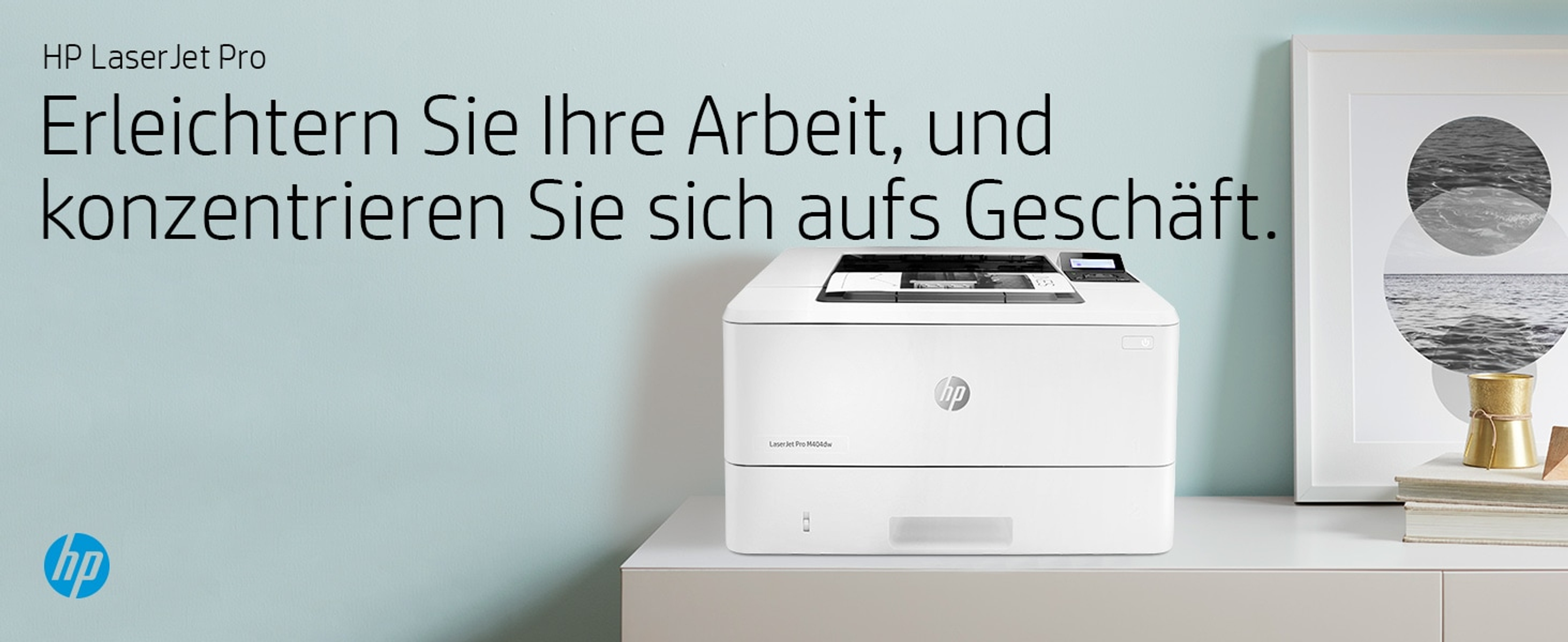 Ein HP Laser Jet Pro Drucker auf einer weißen Oberfläche mit Text über Arbeitseffizienz und Geschäftsfokus.