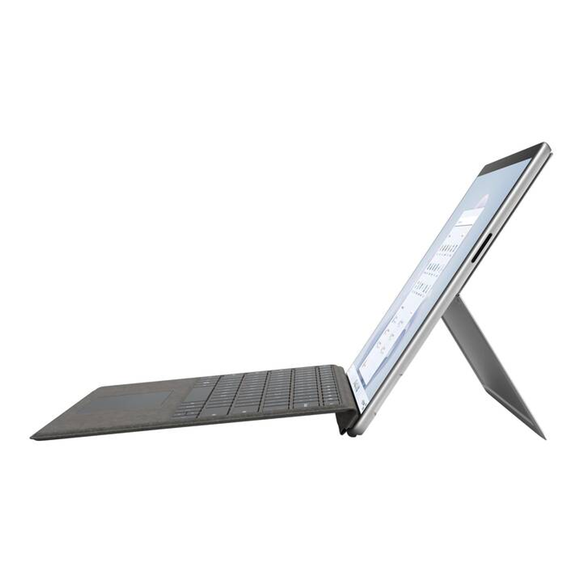 Ein Laptop mit angeschlossener Tastatur. Es ist geöffnet und abgewinkelt, wobei der Bildschirm und die Tastatur zu sehen sind. Der Hintergrund ist weiß.