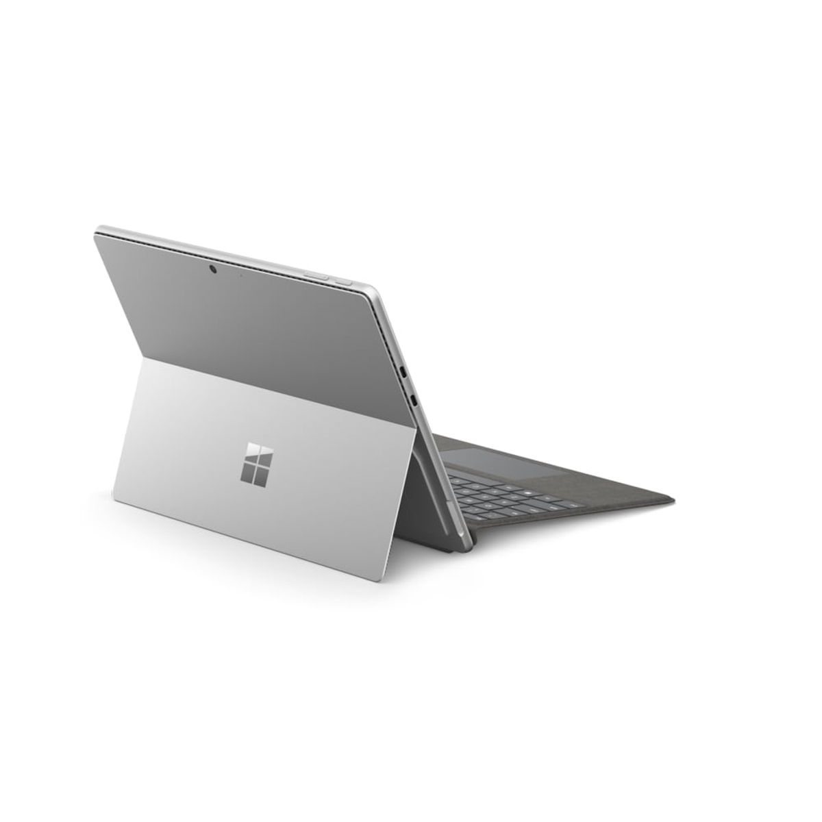 Silberner und weißer Laptop, abgewinkelt geöffnet, auf weißer Oberfläche.