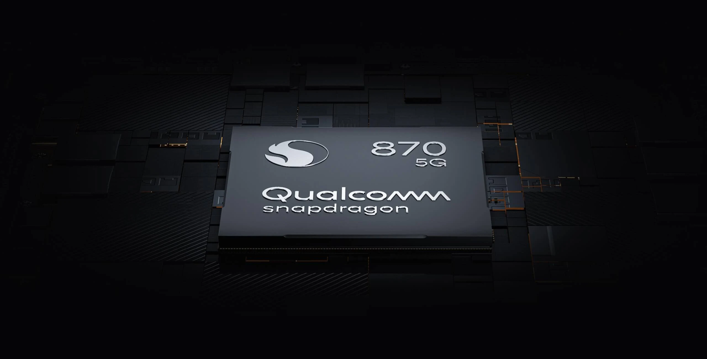 Ein Prozessorchip mit dem Qualcomm Snapdragon 870 5G Logo auf dunklem Hintergrund.