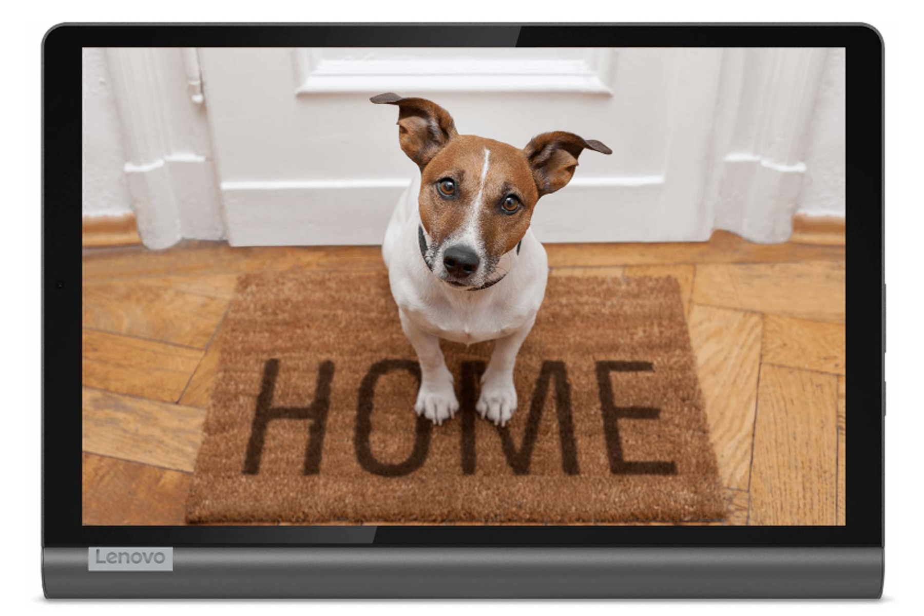 Ein Hund sitzt auf einer Fußmatte mit der Aufschrift HOME, auf einem Tablet-Bildschirm.