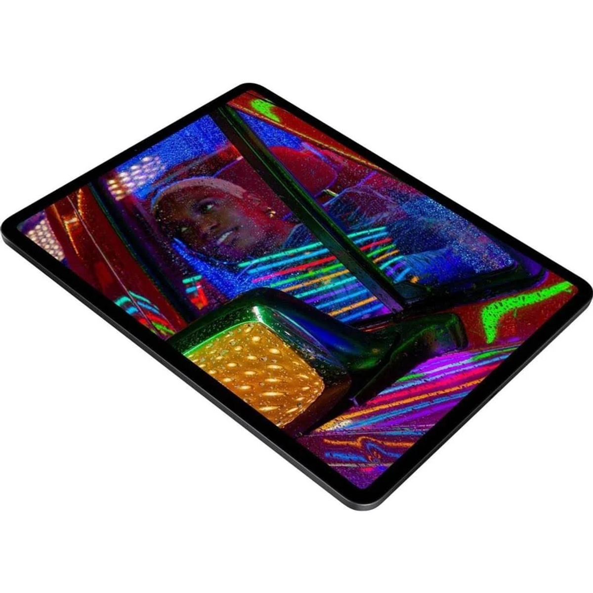 Écran de tablette montrant une personne dans une voiture, reflets néon. Cadre noir, vue en angle.