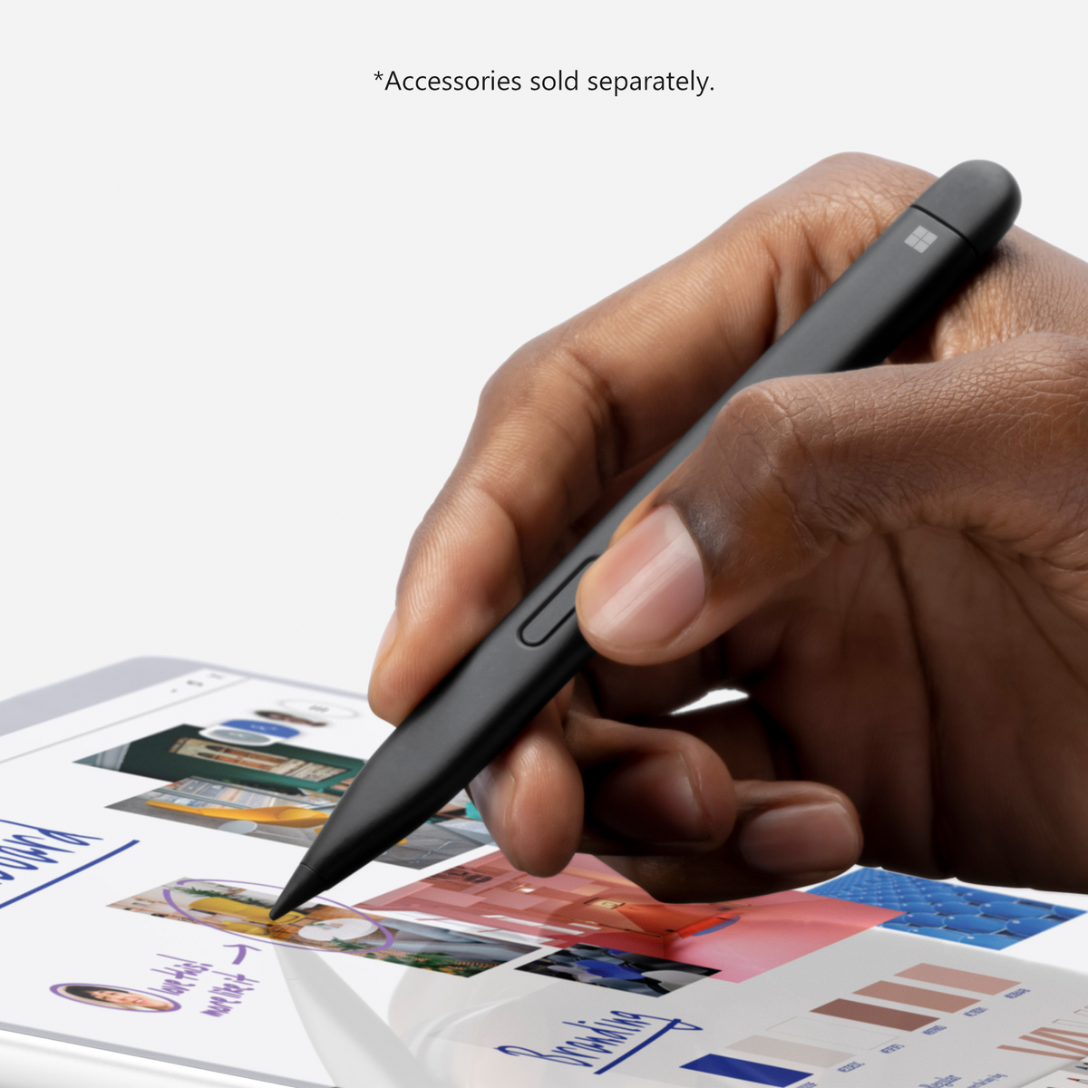 Eine Hand, die einen schwarzen Stift über einem Tablet-Bildschirm mit Diagramm hält.