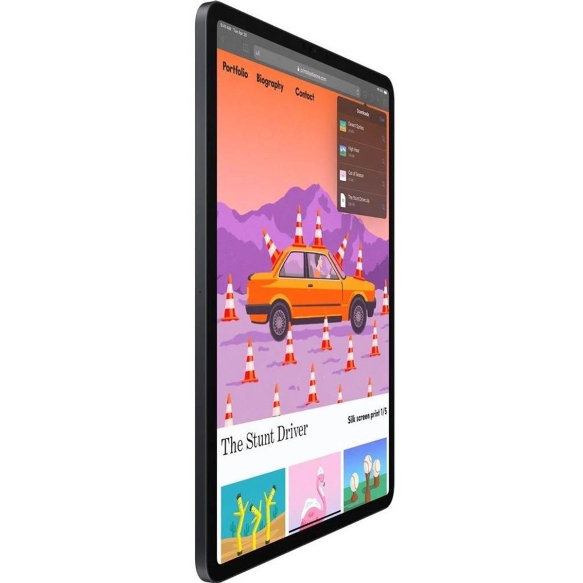 Ein Tablet zeigt eine Website mit einem Auto mit Leitkegeln und einem Website-Menü an.