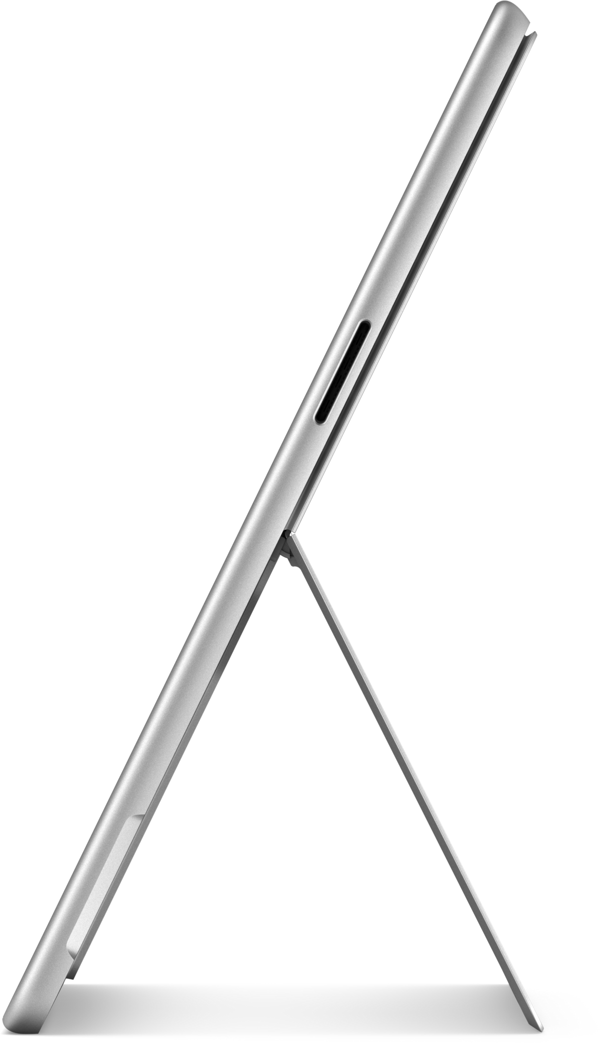 Un laptop argentato è inclinato su uno sfondo nero.