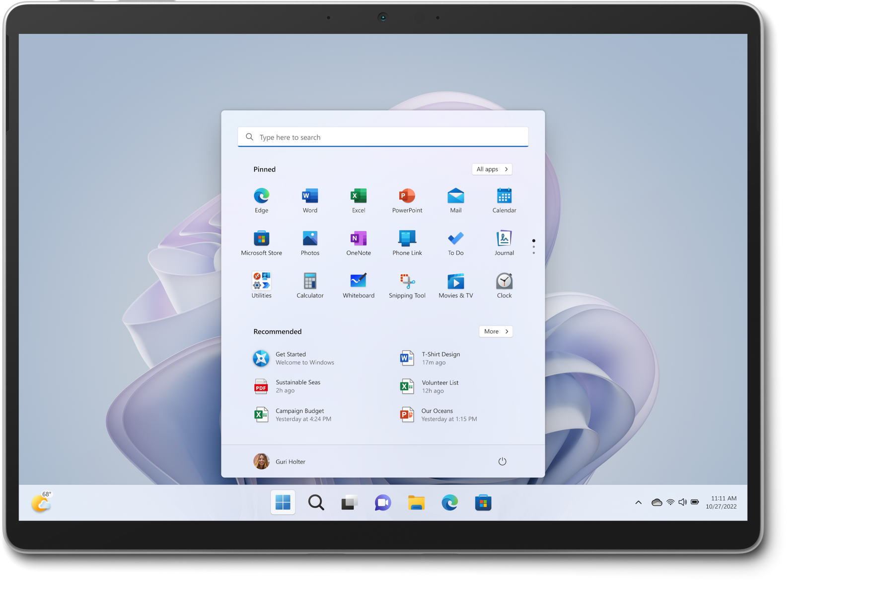 Schermo tablet con interfaccia Windows 11, con icone delle app e barra delle applicazioni.