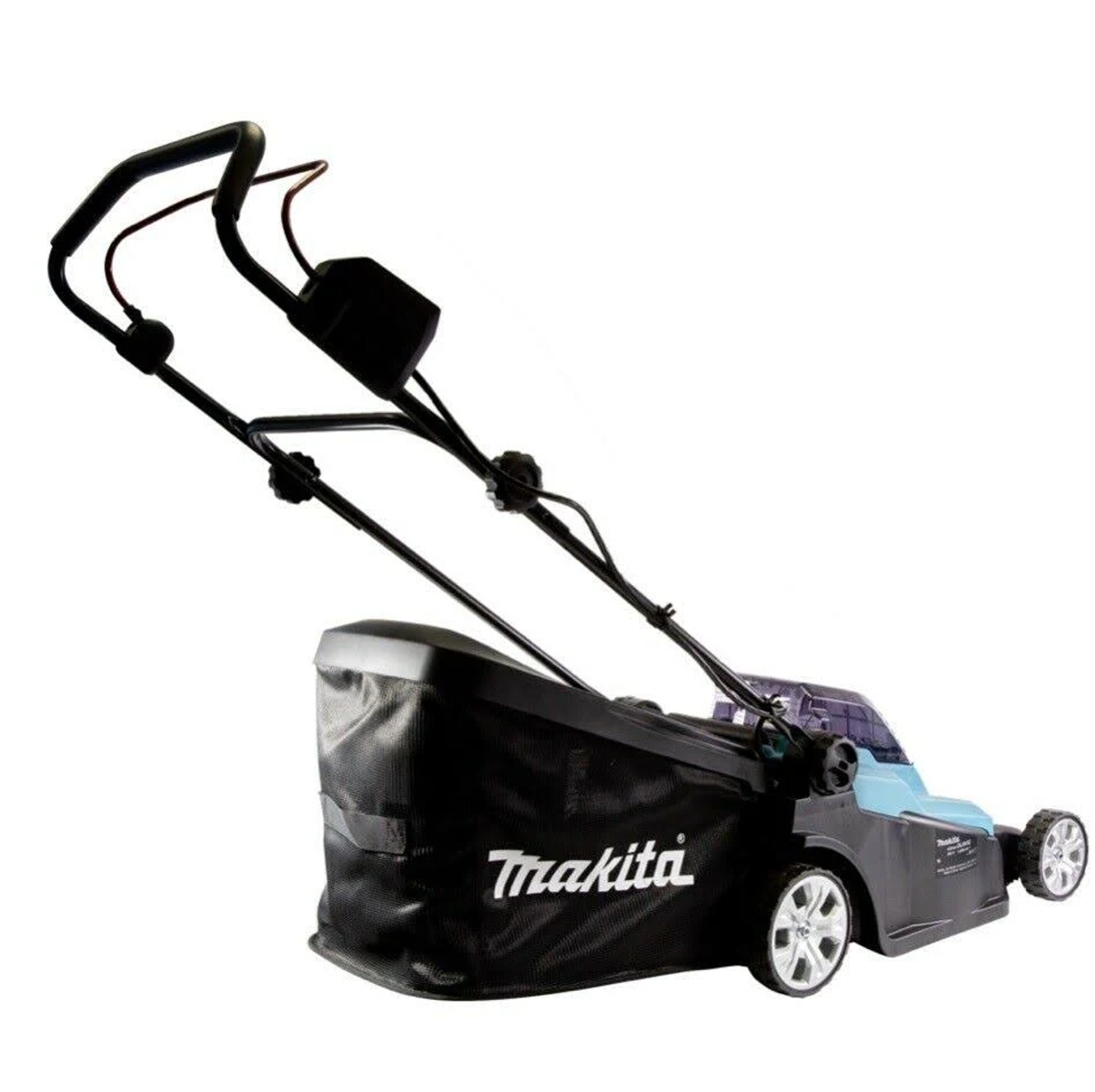 Ein schwarz-blauer Rasenmäher auf weißem Hintergrund. Es ist ein Rasenmäher der Marke Makita.