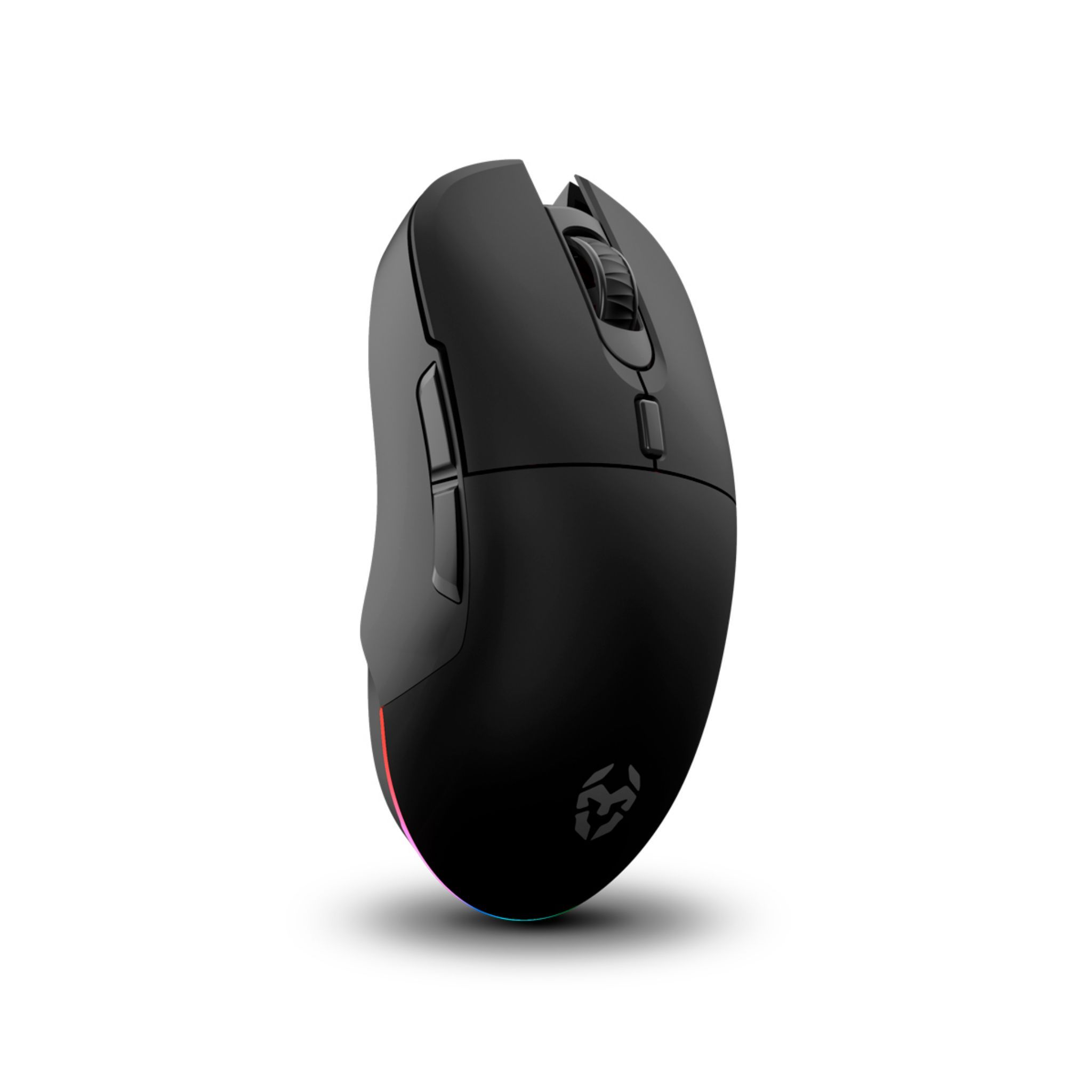 Un mouse da gaming nero, visto da un'angolazione alta, con una sottile ombra sotto.