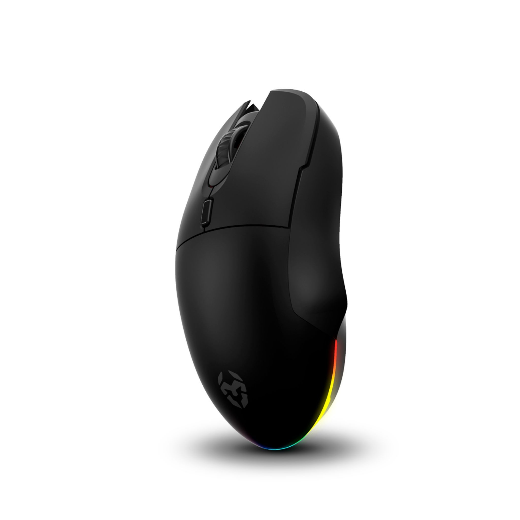 Mouse da gioco nero con illuminazione RGB sul fondo. Il mouse è su uno sfondo bianco.