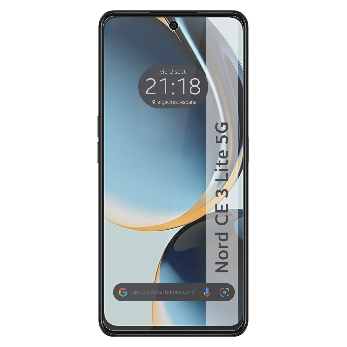 Smartphone con schermo che mostra ora e posizione. Il telefono è nero, con protezione schermo.