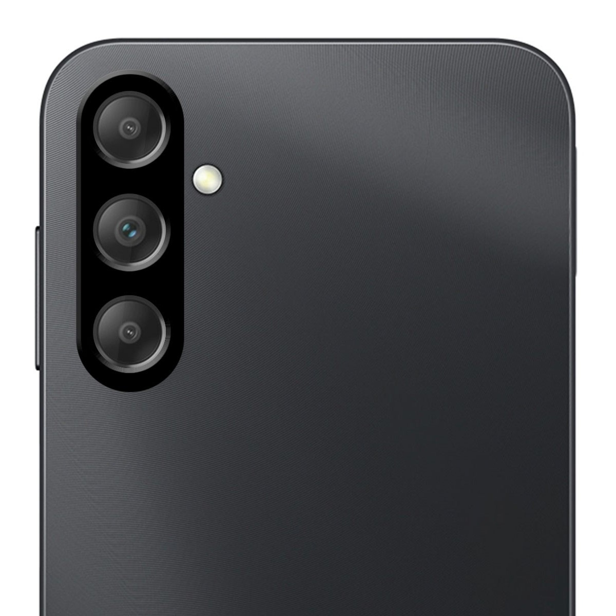Primer plano de un teléfono negro con tres lentes de cámara y un flash.