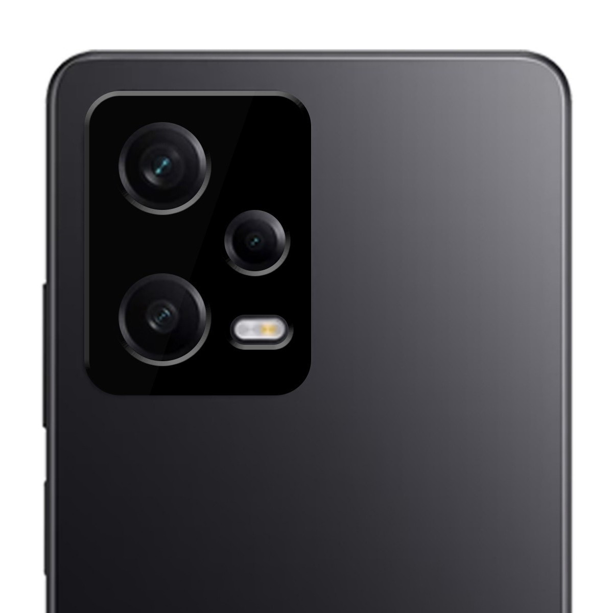 Parte trasera de teléfono negro con tres cámaras y flash. El marco es también negro.