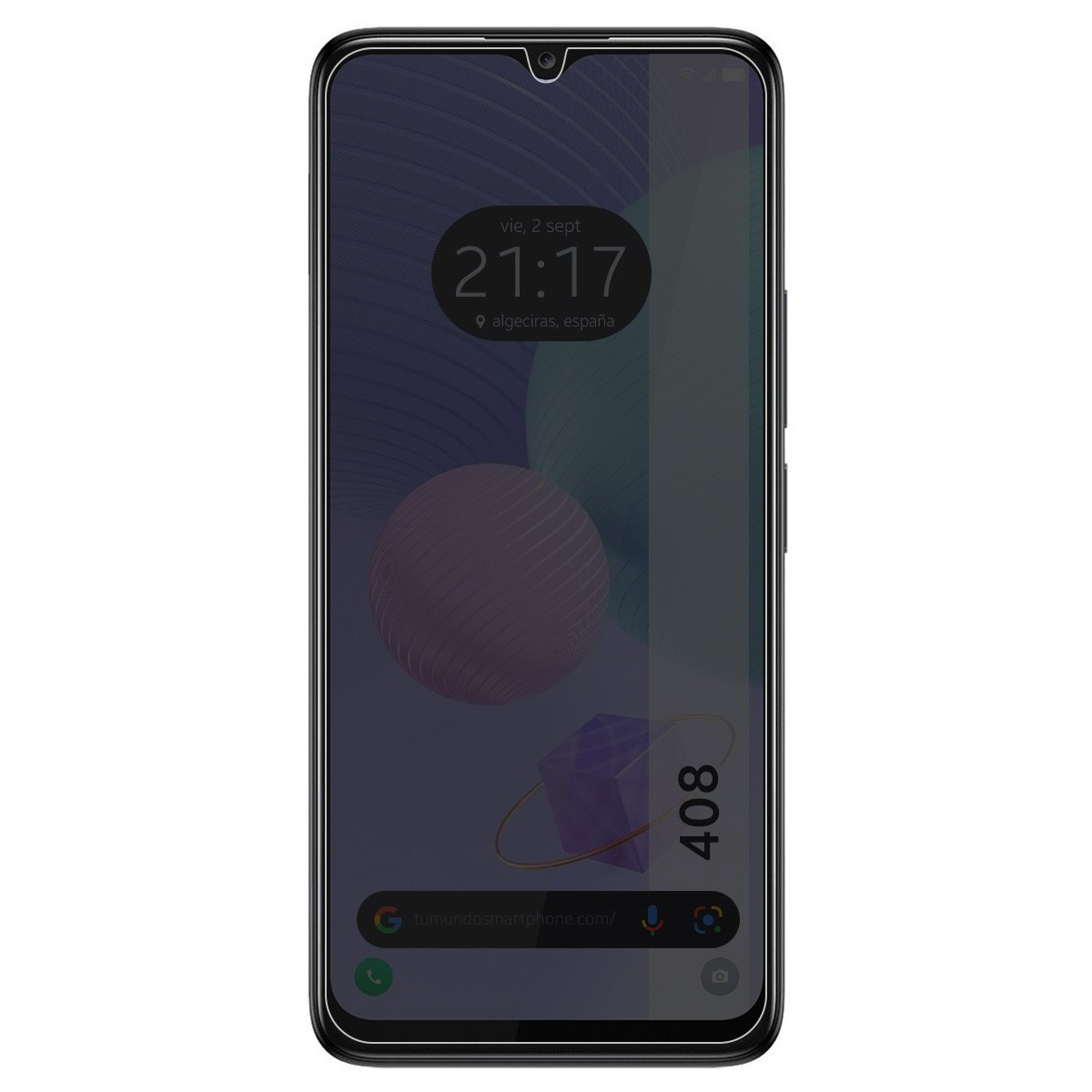 Schermo di uno smartphone che mostra un overlay di ora e posizione. Visibile uno sfondo viola con forme.