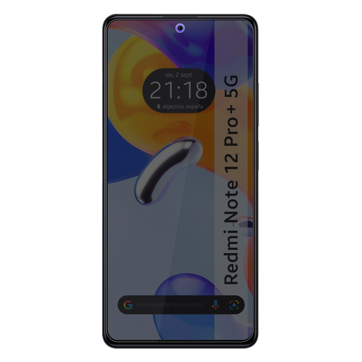 Una pantalla de teléfono inteligente muestra hora, fecha y ubicación. El teléfono es negro con diseño rojo en la pantalla.