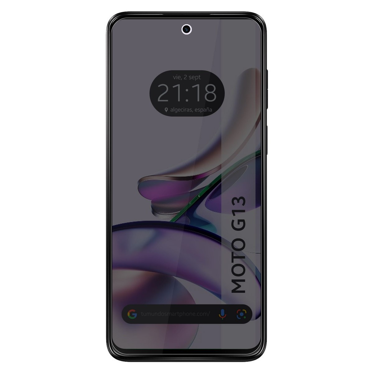 Smartphone con pantalla. Hora y fecha mostradas. Etiqueta Moto G13 a la derecha. Dirección web y barra de búsqueda abajo.