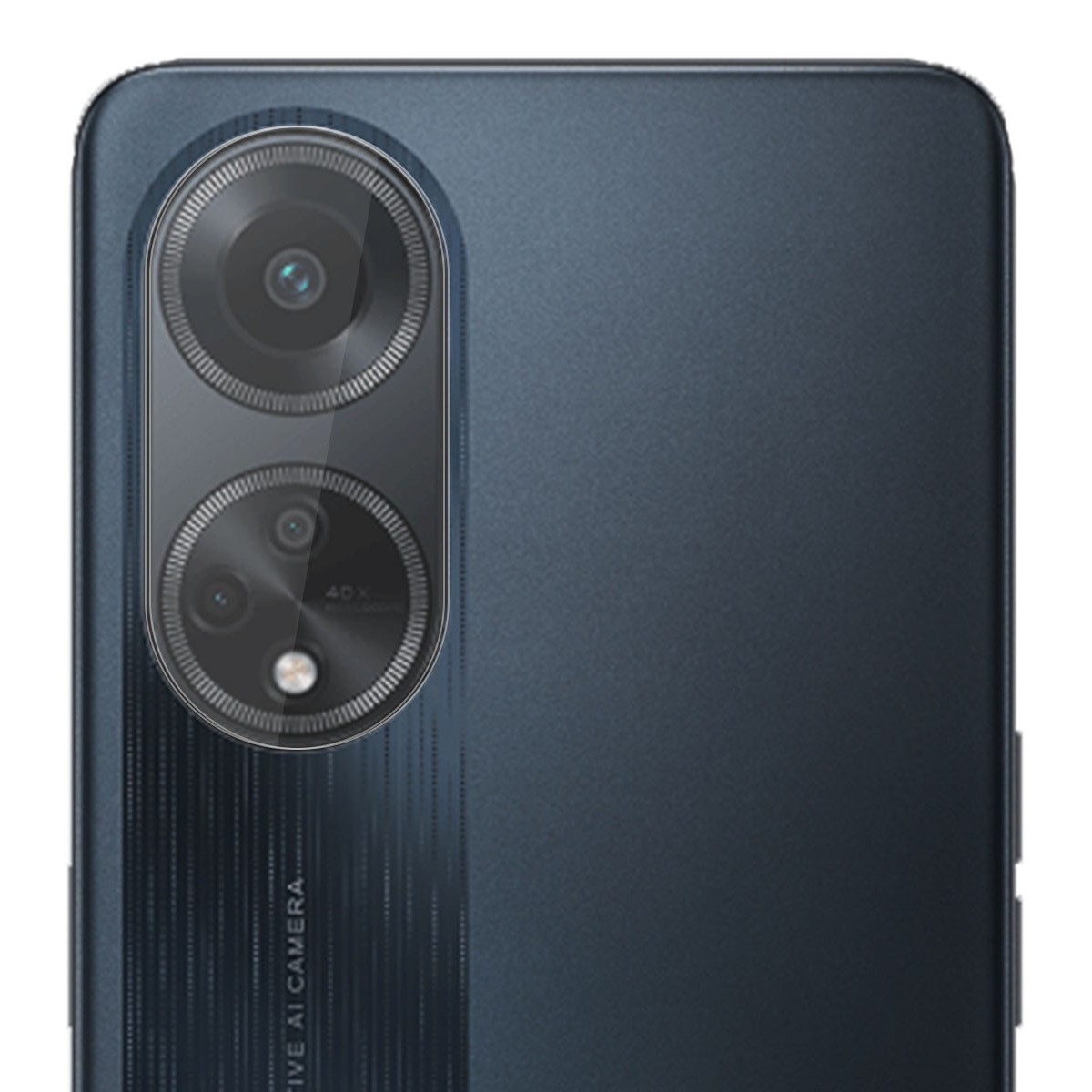 Primo piano della fotocamera del telefono con due lenti in un corpo blu scuro.