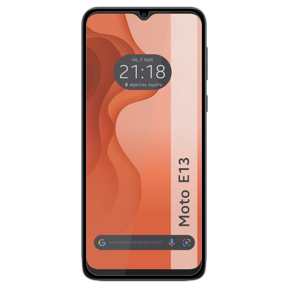 Smartphone que muestra la hora y la ubicación. Fondo rojo y naranja con texto Moto E13. Barra Google.