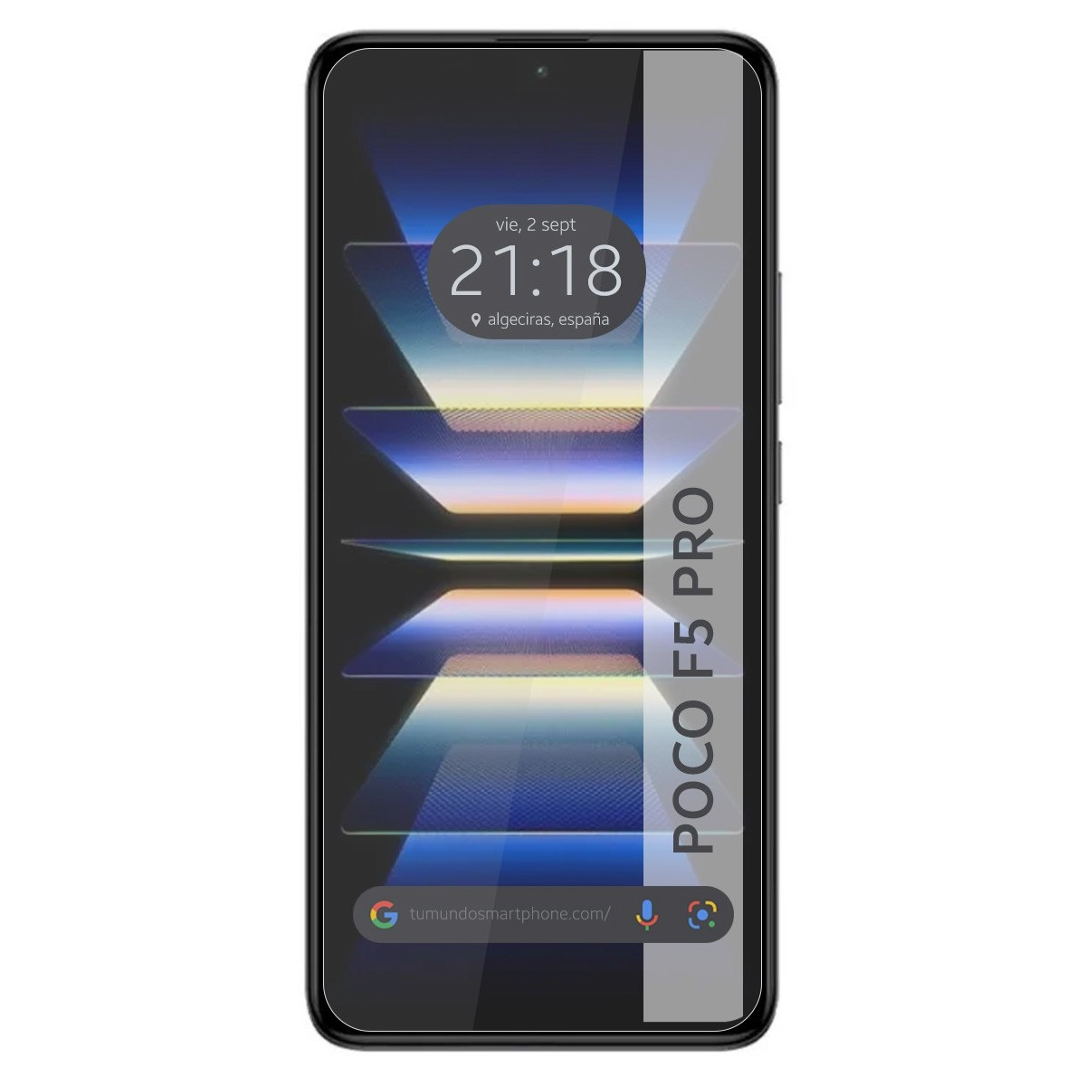Pantalla de smartphone mostrando superposición de hora y ubicación. Un teléfono Poco con protector.