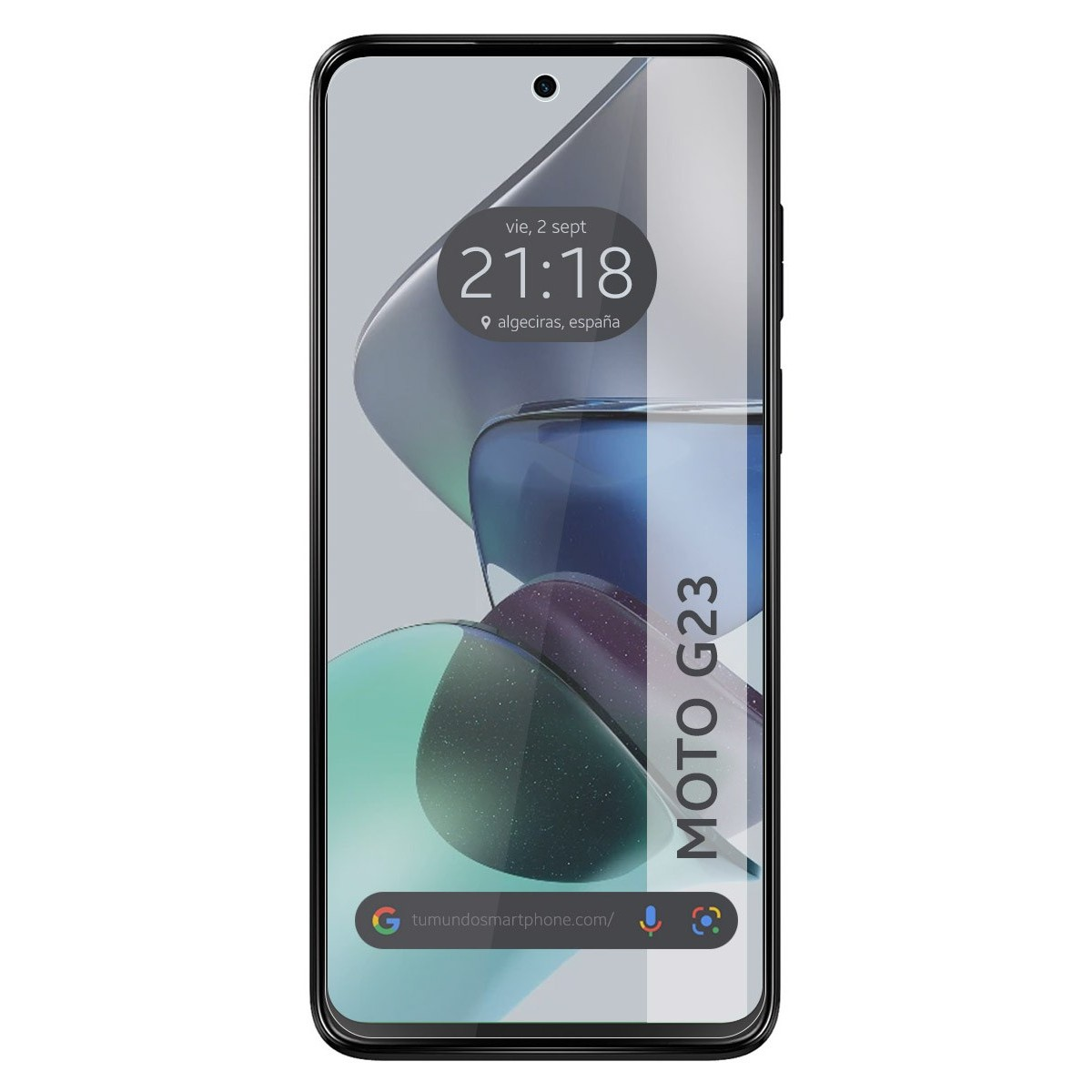Teléfono con protector de pantalla que muestra la hora, el sitio web y el modelo del teléfono. El fondo es blanco.