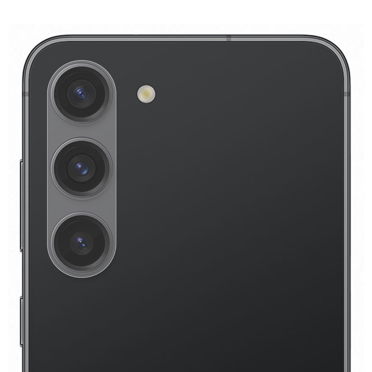 Primer plano de la parte trasera de un teléfono negro con tres lentes de cámara y un flash.