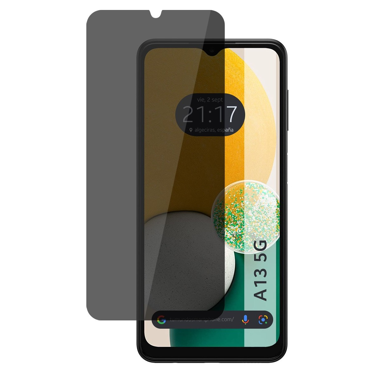 Smartphone negro con protector de pantalla. Muestra hora y ubicación. Fondo blanco.