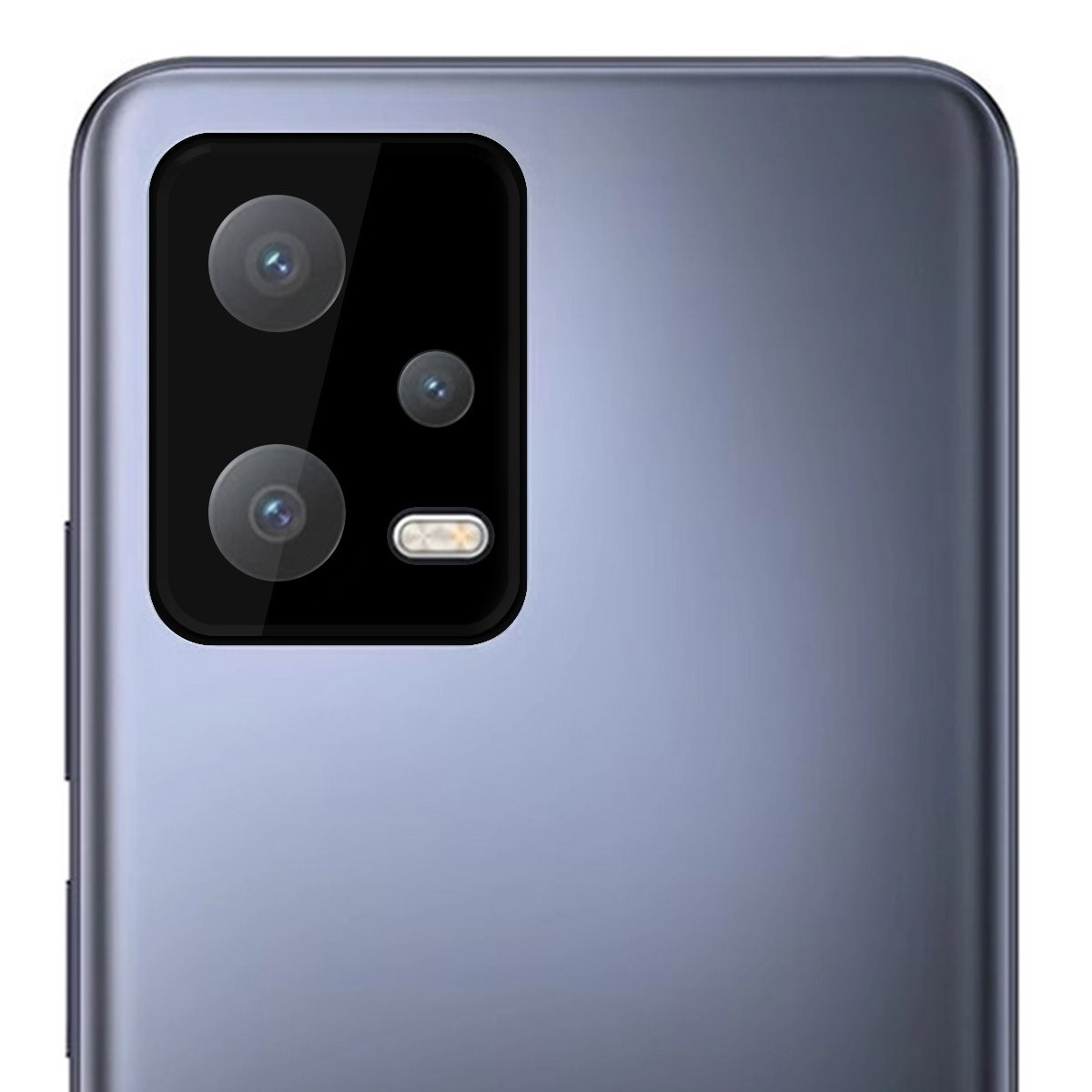 Primer plano de la parte trasera de un smartphone con tres cámaras y flash. Fondo gris.