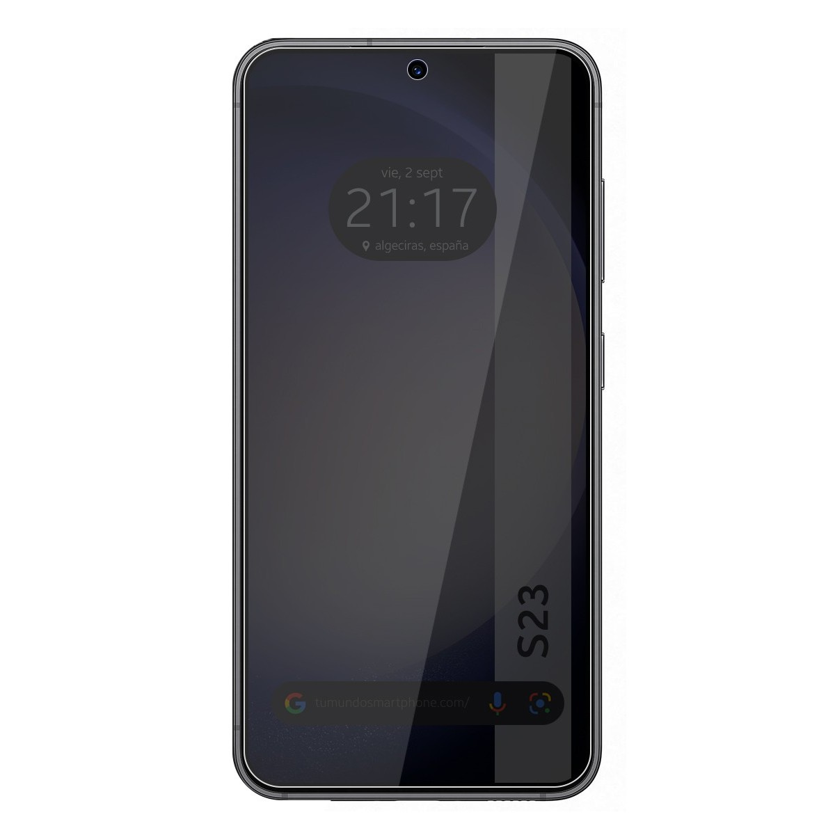 Uno schermo di smartphone mostra l'ora e il luogo. Una protezione per lo schermo è sul telefono.