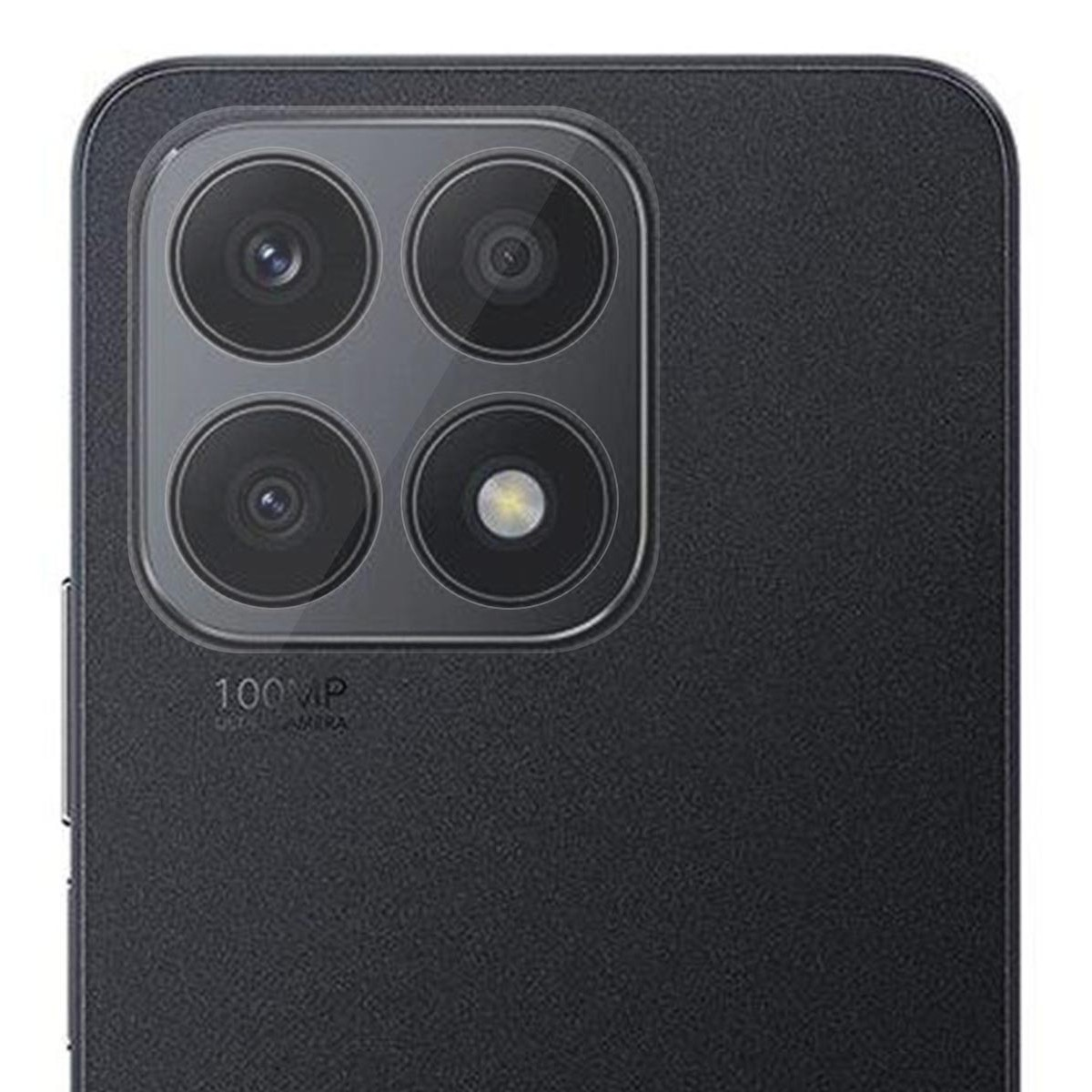 Primer plano de la parte trasera de un smartphone con configuración de cámara cuádruple. Teléfono negro con superficie texturizada.