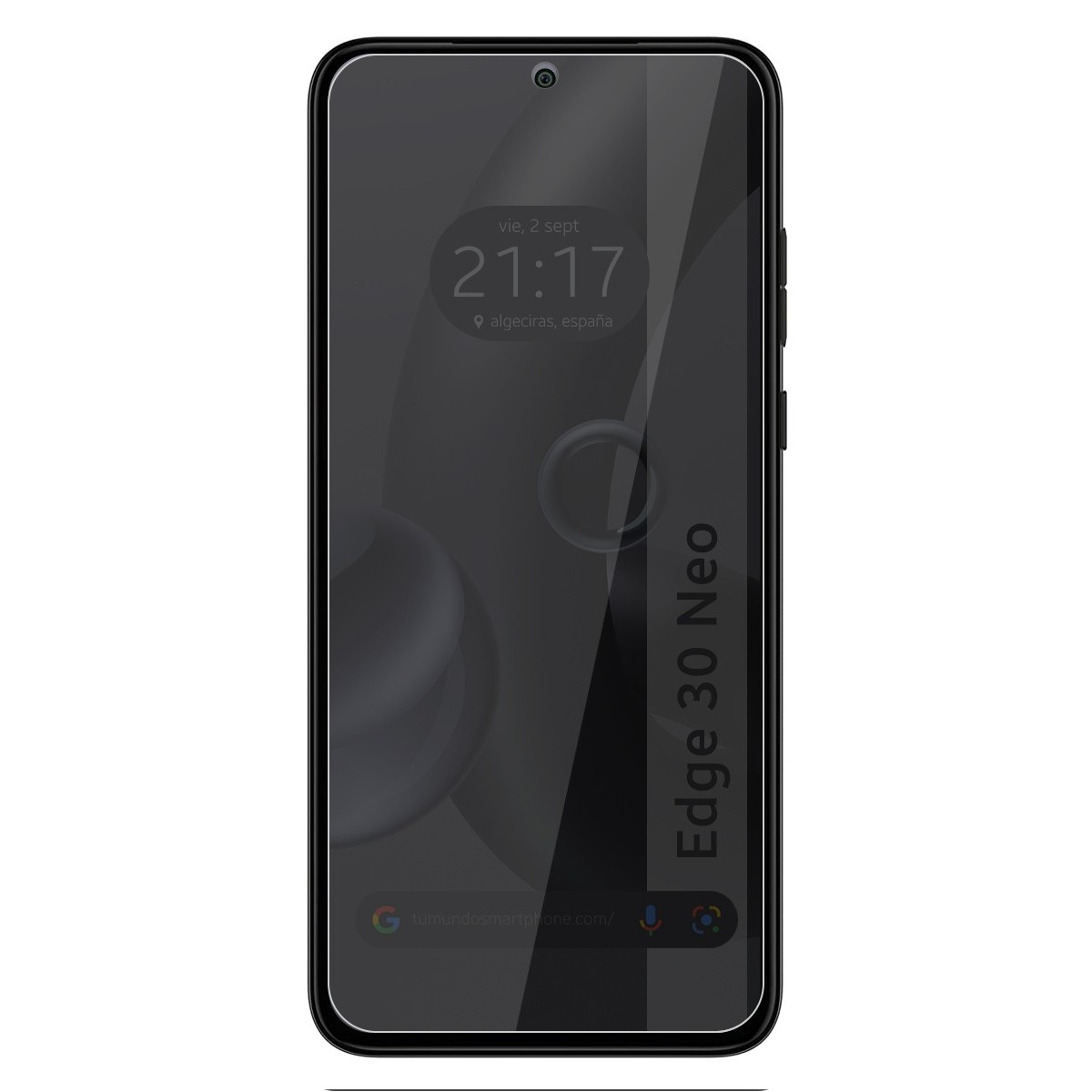 Telefono con protezione schermo che mostra ora, data e uno sfondo sfocato.