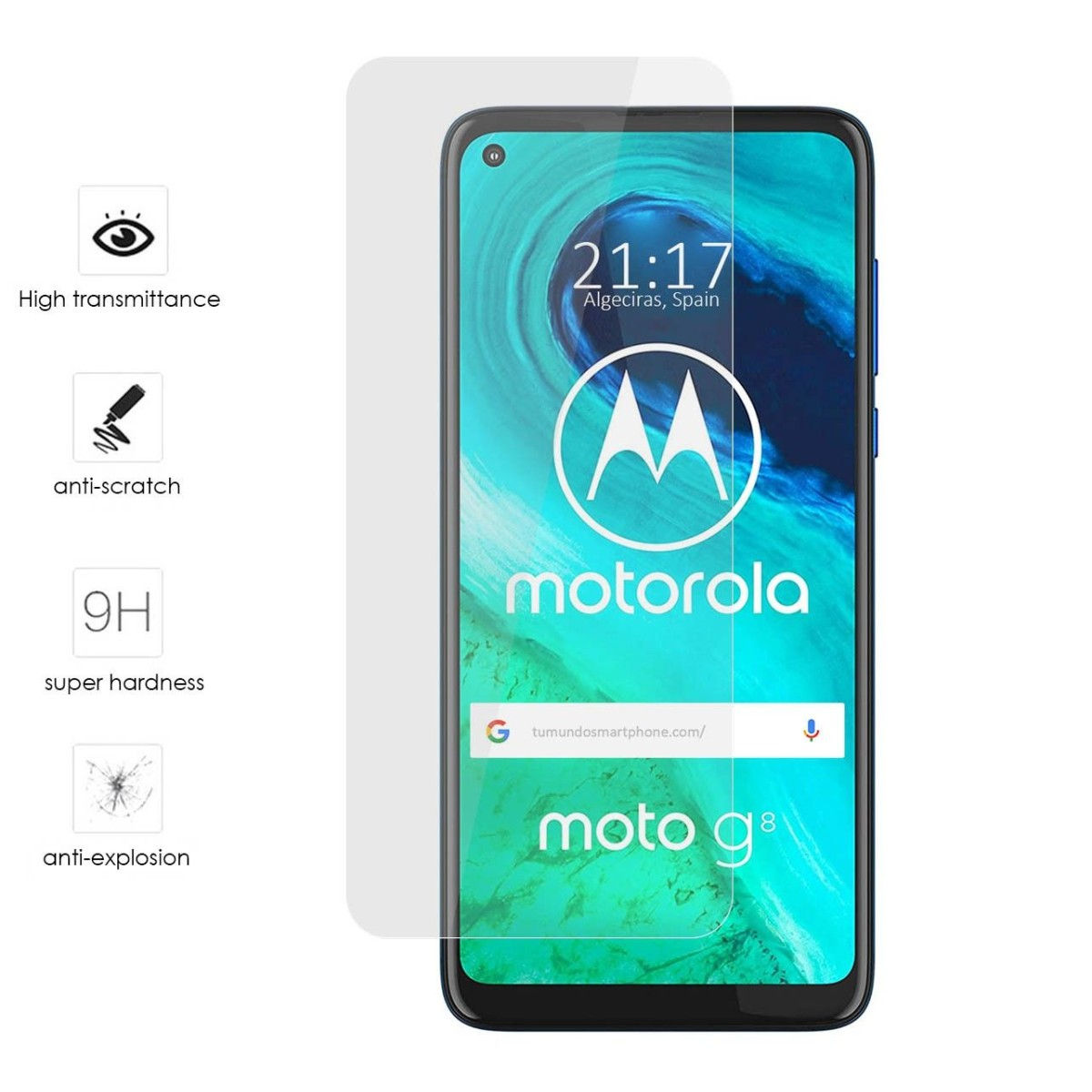 Un teléfono con protector de pantalla. La pantalla muestra la hora y un logotipo de Motorola, con la etiqueta Moto G8. Texto sobre funciones.
