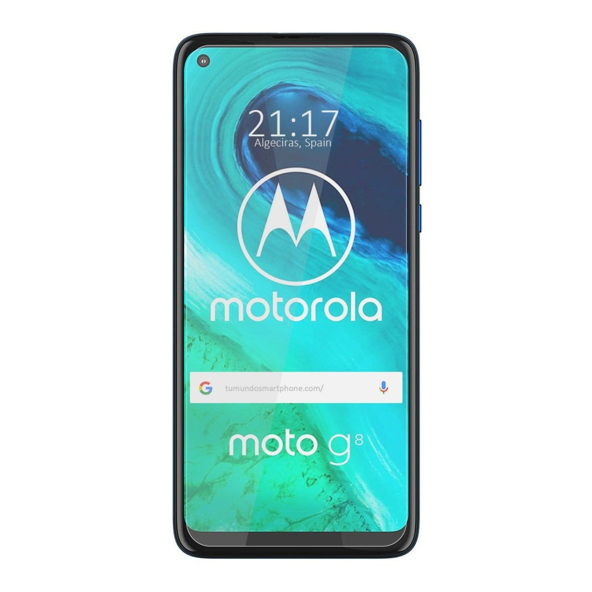Un teléfono Motorola Moto g8 muestra la hora. La pantalla muestra el logo de Motorola y una barra de búsqueda.