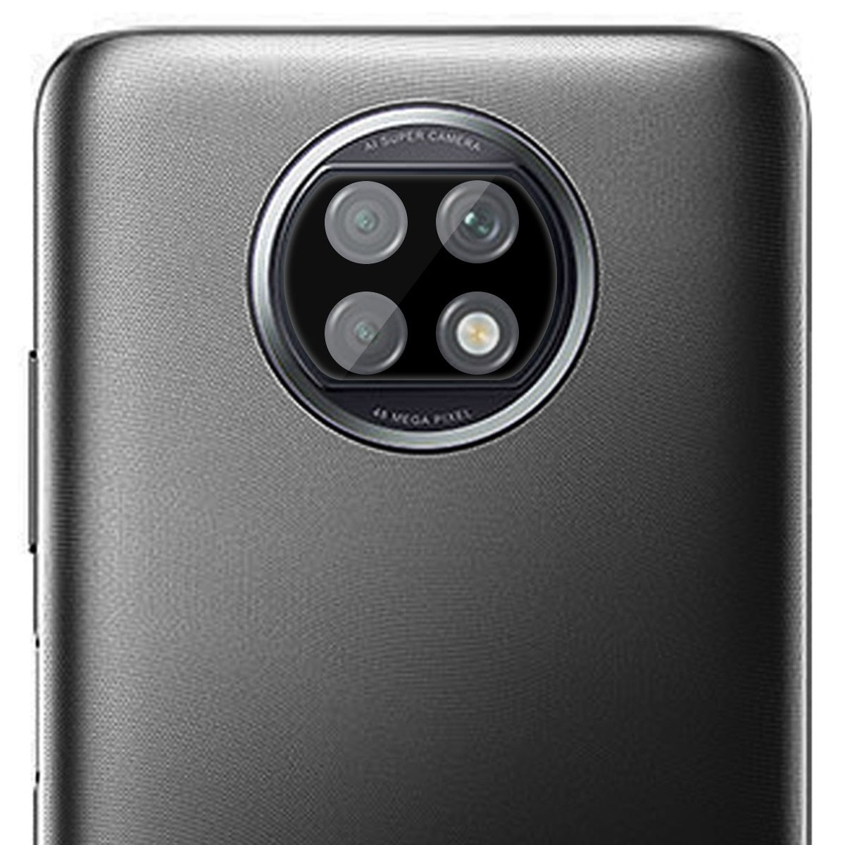 Primo piano del retro del telefono con più lenti della fotocamera e protezione.