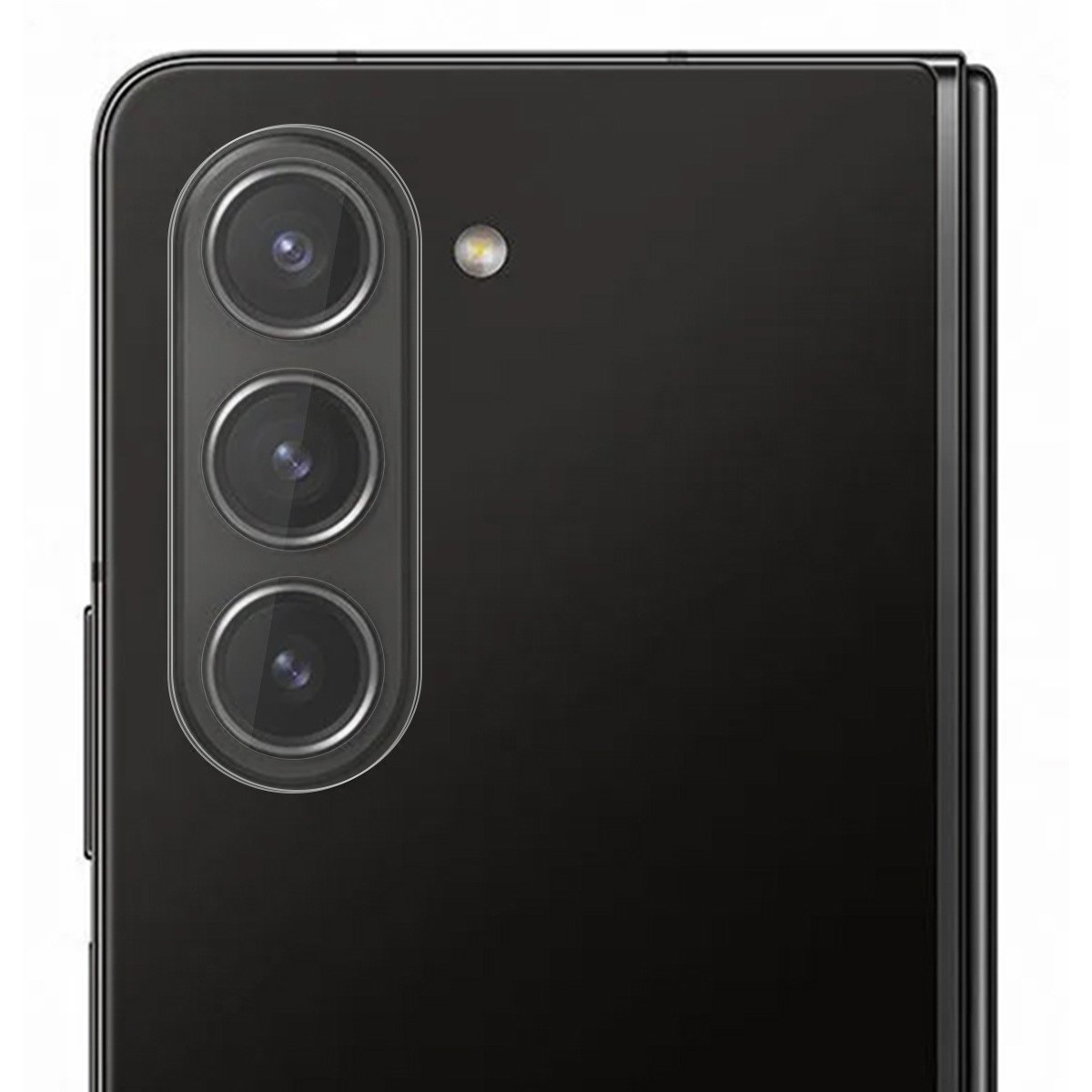 Primer plano de la configuración de la cámara trasera de un smartphone negro, con tres lentes.