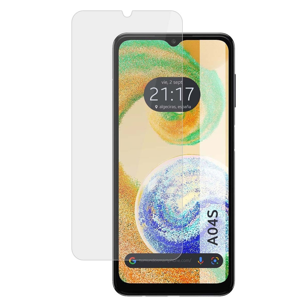 Telefono A04S con protezione schermo, ora e indirizzo web su sfondo con forme circolari.