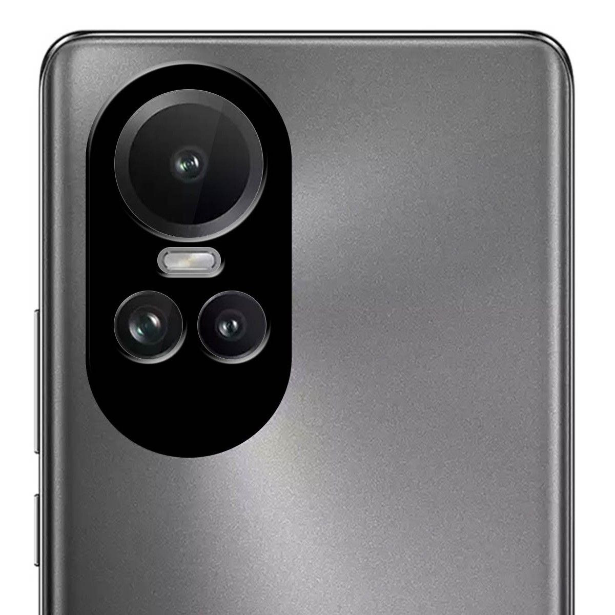 Primer plano de la parte trasera de un smartphone con tres lentes. El teléfono es gris.