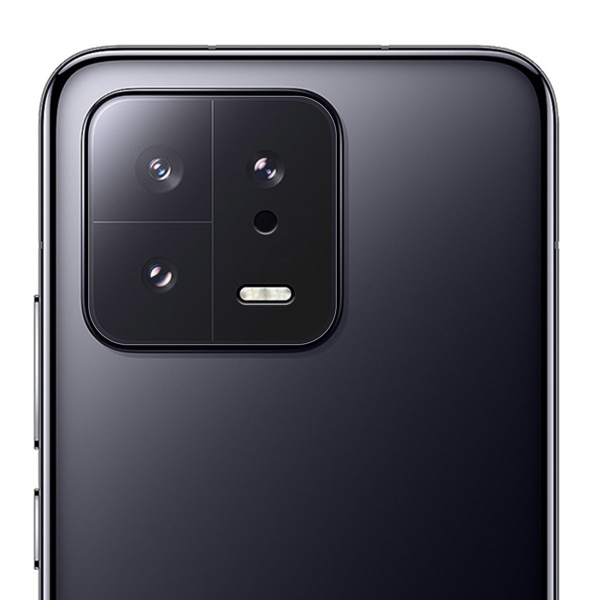 Primo piano del modulo fotocamera di uno smartphone nero. Quattro lenti e un flash sono visibili.
