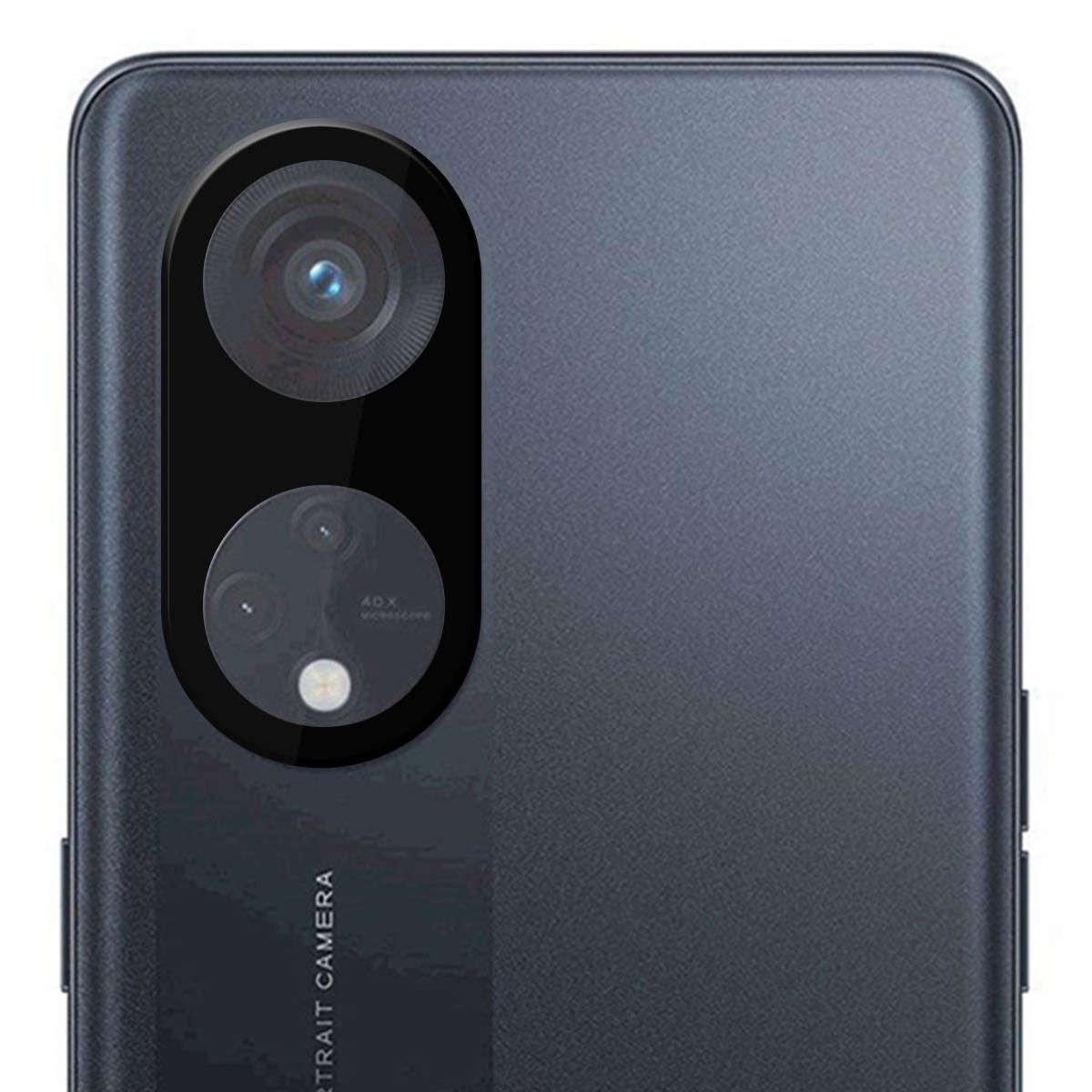 Primo piano del retro di un telefono, che mostra gli obiettivi della fotocamera.