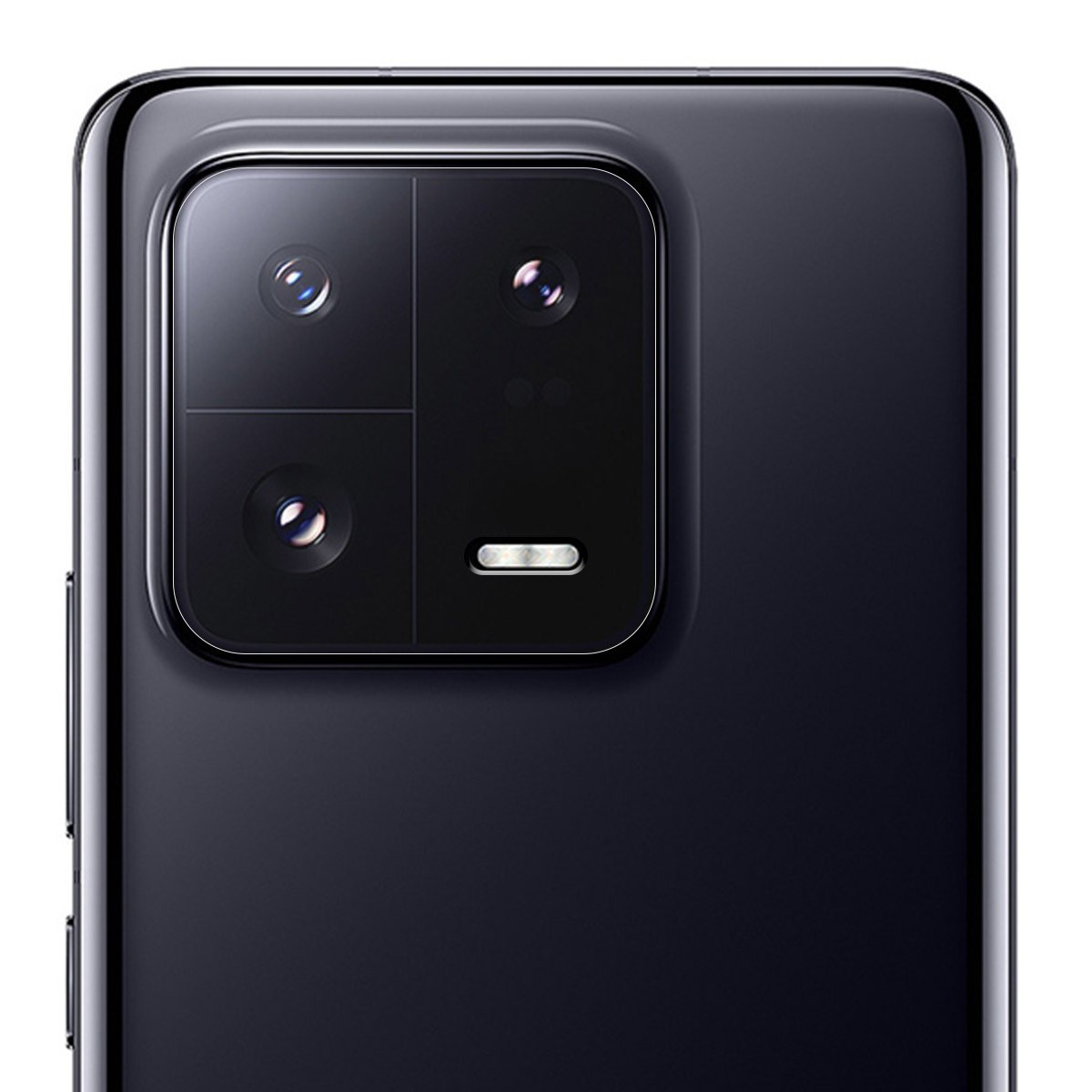 Primer plano de la parte trasera de un teléfono negro con cuatro lentes de cámara y un flash.