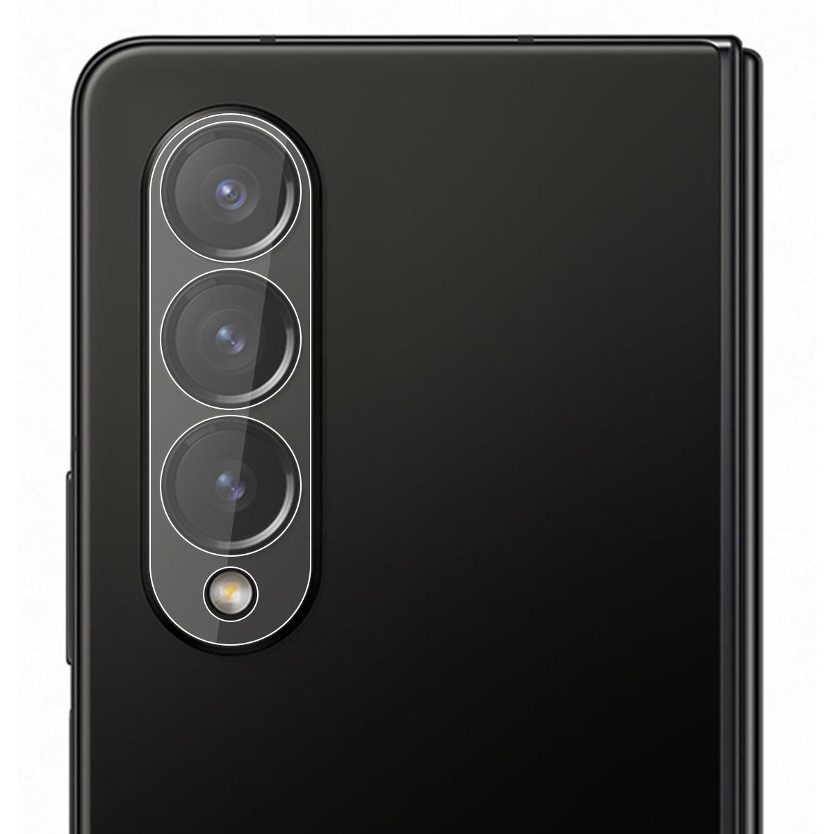 Primer plano de la parte trasera de un smartphone negro, con tres lentes y un flash.