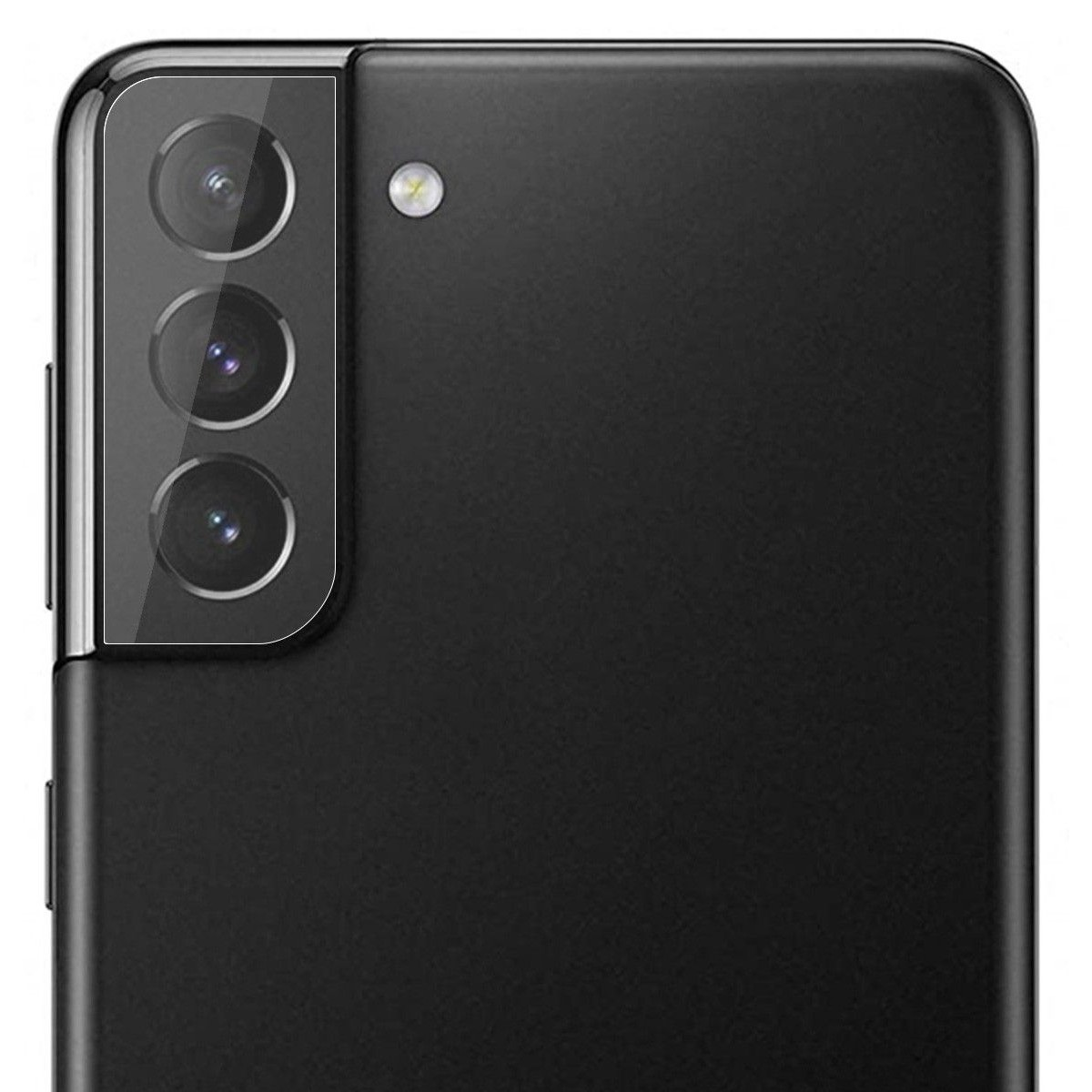 Primo piano del retro di uno smartphone nero, con tre obiettivi e un flash.