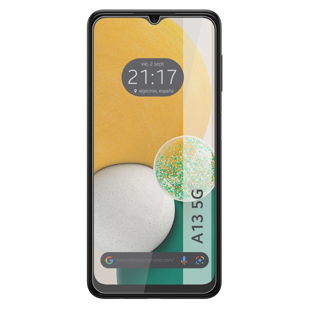 Telefono A13 5G con protezione schermo. Mostra 21:17 ad Algeciras, Spagna. Design giallo e verde.