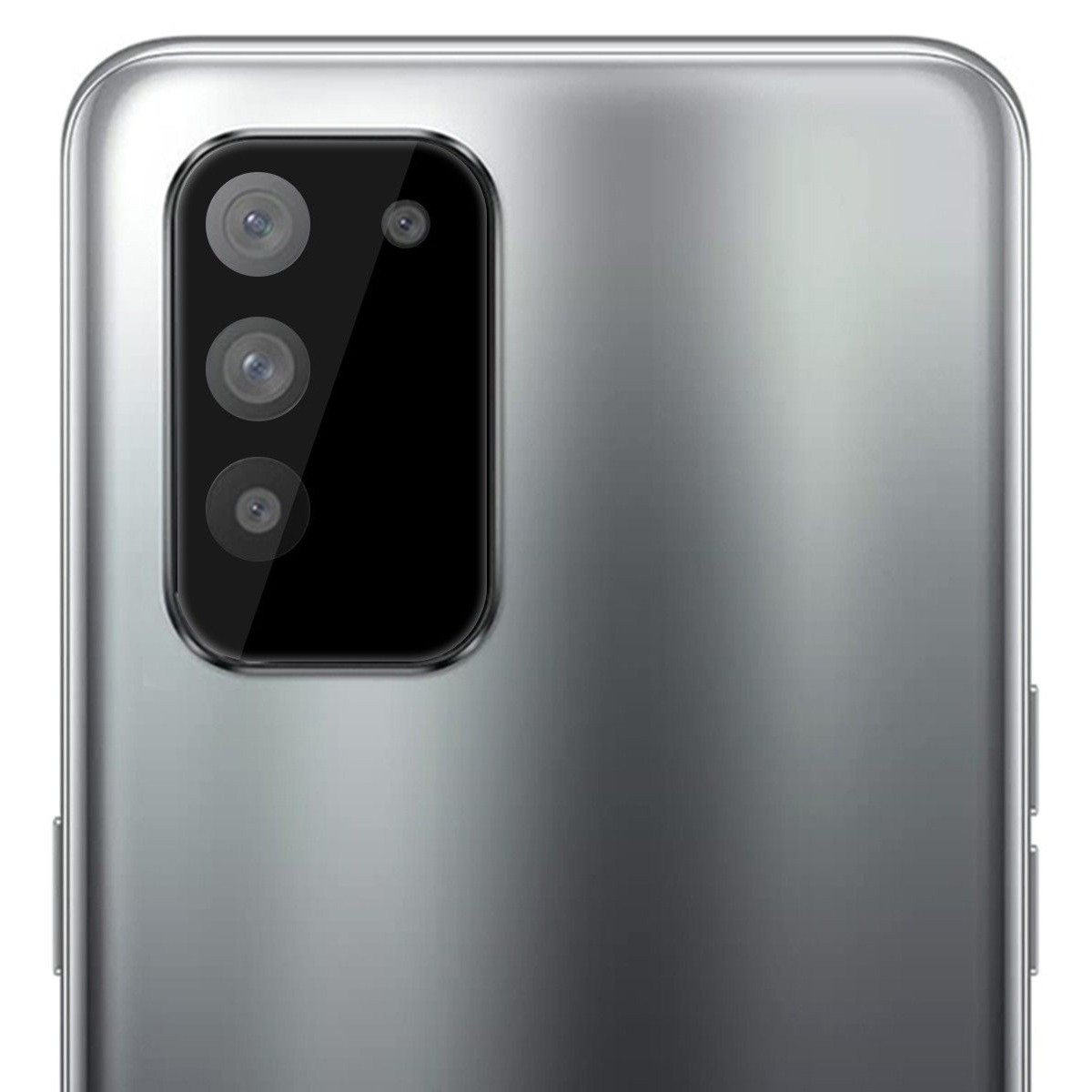 Primer plano de la parte trasera de un smartphone plateado con cubierta protectora sobre las lentes de la cámara.
