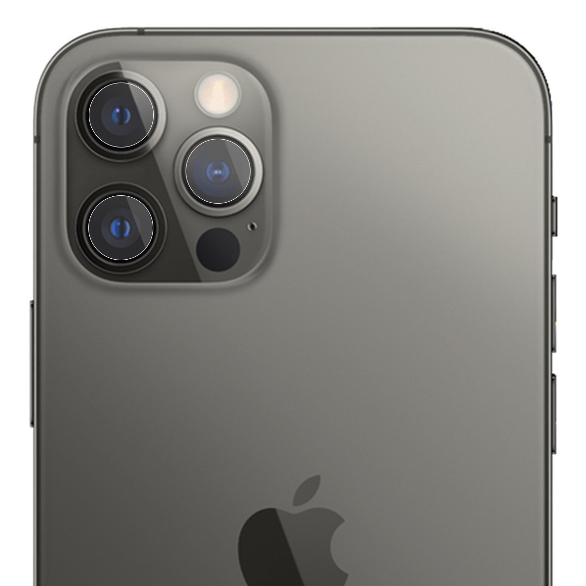 Primer plano de la parte trasera de un smartphone oscuro con cubierta protectora sobre las lentes de la cámara.
